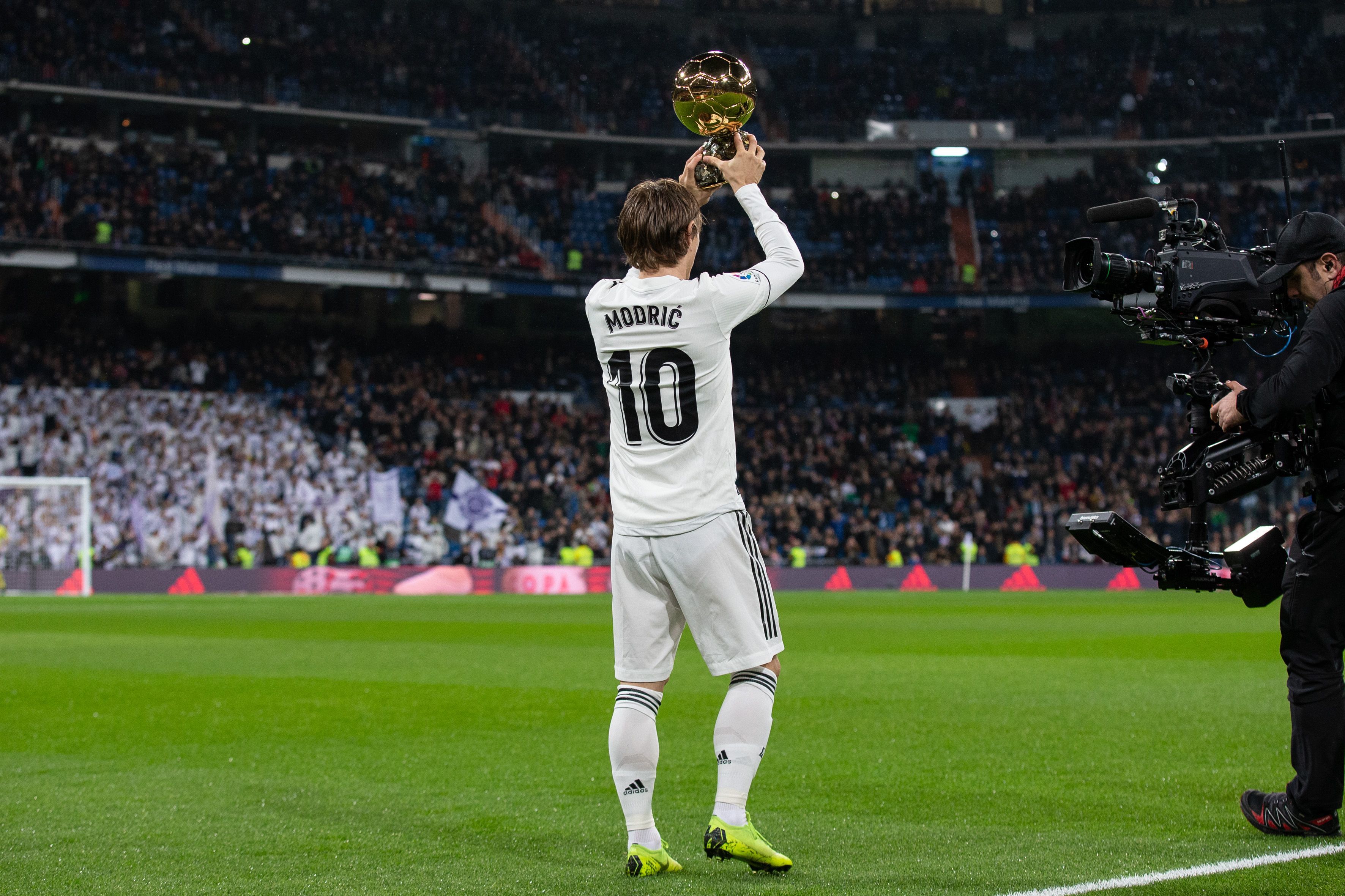 广东男篮防守稳固战胜上海