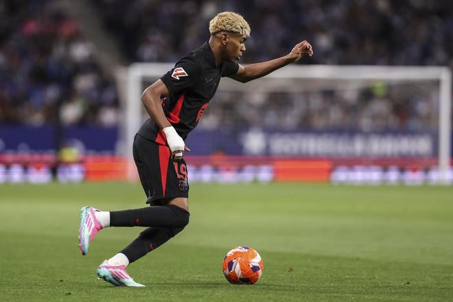 记者：切尔西在努力引进罗克，曼联也在关注他的情况