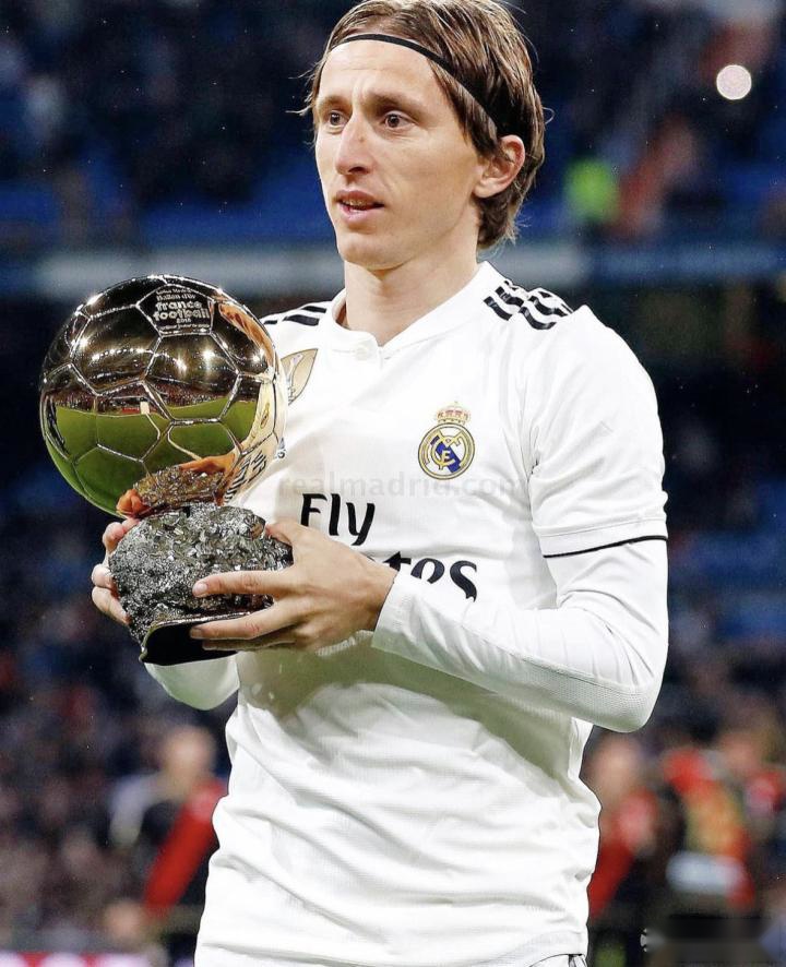 泪目！足协杯冠军奖杯被带回工体，放在已故球迷杨雪的座位旁